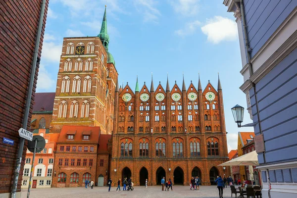 Stralsund Německo Května 2018 Staré Náměstí Stralsundu Neidentifikovanými Lidmi Historický — Stock fotografie