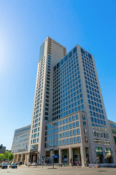 Berlin, Almanya - 08 Mayıs 2018: Waldorf Astoria hotel Berlin kimliği belirsiz kişi ile. 3 Ocak 2013 açıldı ve ilk Waldorf Astoria hotel Almanya'da markalı