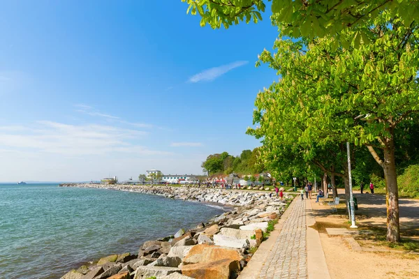 Glowe, Almanya - 10 Mayıs 2018: sahil mesire Sassnitz, şikayetler, kimliği belirsiz kişi ile. Sassnitz tanınmış bir tatil beldesi ve ağ geçidi için yakındaki Jasmund Ulusal Parkı