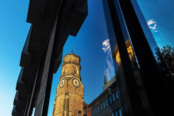 Imagem Stiftskirche Estugarda Alemanha Refletindo Uma Vitrine — Fotografia de Stock