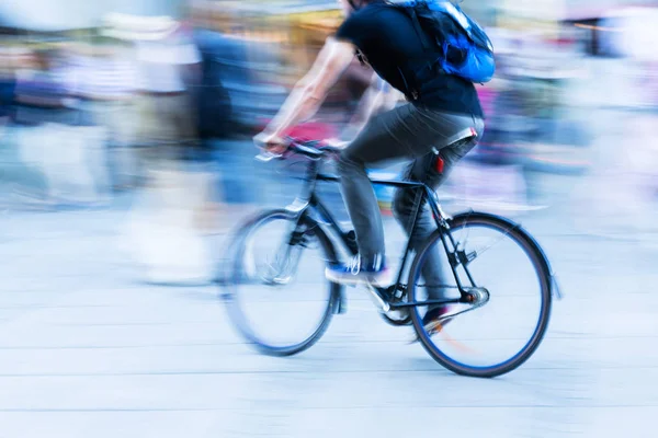 市内で自転車に乗る人はカメラでモーションブラーを作った — ストック写真