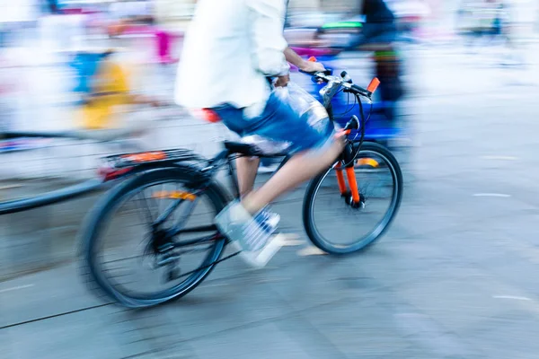 Cycliste Dans Ville Caméra Fait Flou Mouvement — Photo