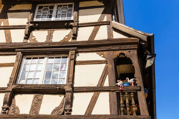 Imagen Una Casa Entramado Madera Con Decoración Cigüeñas Rellenas Estrasburgo — Foto de Stock