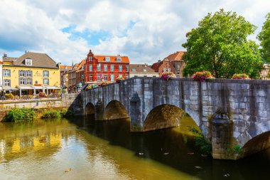 Roermond, Hollanda - 14 Ağustos 2018: Cityscape nehir Roer ve kimliği belirsiz kişi ile. Roermond şehir hakları 1231 aldı. Şehir merkezinden bir koruma alanı olarak belirlenmiş olan