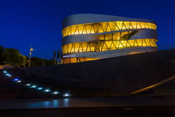 斯图加特 2018年9月07日 奔驰车博物馆在晚上 这是一个汽车博物馆 涵盖了梅赛德斯 本的历史 例外是由联合国工作室设计的 — 图库照片