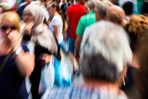カメラで創造的な写真作った商店街を歩いている人の群衆のズーム効果 — ストック写真