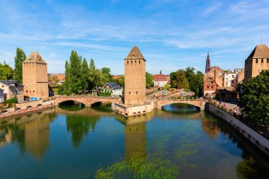 üç resim Pont Couverts Nehri Strazburg, Fransa hasta arasında köprü görevi gören
