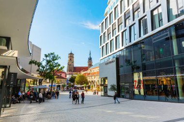 Stuttgart, Almanya - 07 Eylül 2018: Stuttgart ile kimliği belirsiz kişi alışveriş. Baden-Württemberg Alman devletinin başkenti ve en büyük Stuttgart olduğunu
