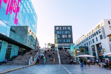 Stuttgart, Almanya - 07 Eylül 2018: Schlossplatz kimliği belirsiz kişi ile Stuttgart, Kunstmesum. Kunstmuseum Stuttgart bir çağdaş ve modern Sanat Müzesi inşa ve 2005 açıldı