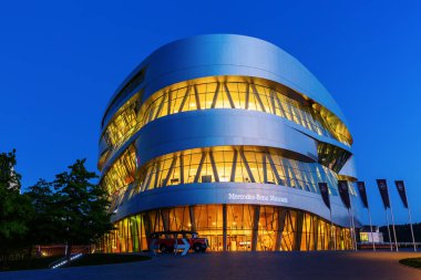 Stuttgart, Almanya - 07 Eylül 2018: Mercedes Benz Müzesi geceleri. Mercedes-Ben tarihi kapsayan otomobil bir müzedir. İstisnai BM Studio tarafından tasarlanmıştır
