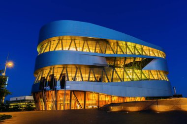 Stuttgart, Almanya - 07 Eylül 2018: Mercedes Benz Müzesi geceleri. Mercedes-Ben tarihi kapsayan otomobil bir müzedir. İstisnai BM Studio tarafından tasarlanmıştır