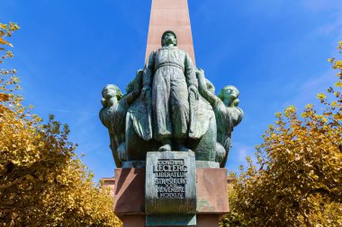 Strasbourg, Fransa - 09 Eylül 2018: Strasbourg dikilitaş Leclerc. General Leclerc ve onun kurtuluş Strazburg 1944 olarak sanatçı Sauphique 1951 tarafından oluşturulduğu