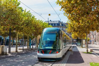Strasbourg, Fransa - 09 Eylül 2018: tramvay Strazburg kent kimliği belirsiz kişi ile. Strazburg başkenti ve en büyük Grand Est, tarihi merkez Unesco listelenen