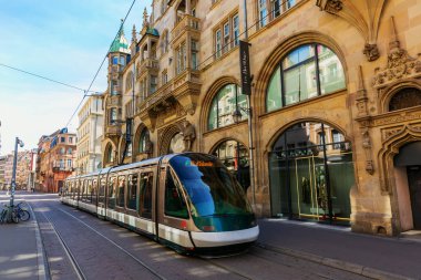 Strasbourg, Fransa - 09 Eylül 2018: street tramvay istasyonu Strazburg kent kimliği belirsiz kişi ile birlikte. Strazburg başkenti ve en büyük Grand Est, tarihi merkez Unesco listelenen