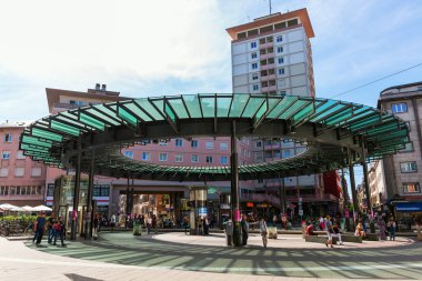 Strasbourg, Fransa - 09 Eylül 2018: tramvay istasyonu kimliği belirsiz kişi ile Strasbourg şehir. Strazburg başkenti ve en büyük Grand Est, tarihi merkez Unesco listelenen