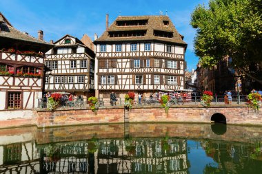 Strasbourg, Fransa - 9 Eylül 2018: La Petite Fransa 'nın bilinmeyen kişilerle çevrili çeyreğinin görüntüsü. Orta Çağ 'da tabakçılar, değirmenciler ve balıkçıların eviydi. Bu bir dönüm noktası.