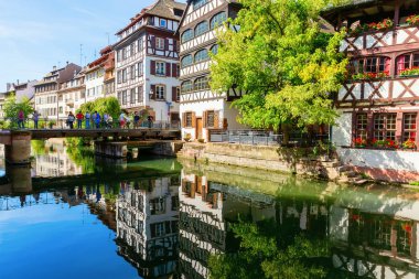 Strasbourg, Fransa - 09 Eylül 2018: kanalı'nın nehir hasta La Petite France içinde kimliği belirsiz kişi ile. Orta çağlarda bu tanners, değirmenciler ve balıkçılar eviydi. Ana bir dönüm noktası olduğunu