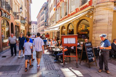 Strasbourg, Fransa - 09 Eylül 2018: Katedrali bölge kimliği belirsiz kişi ile sokakta. Başkenti ve en büyük Grand Est Strazburg olduğunu