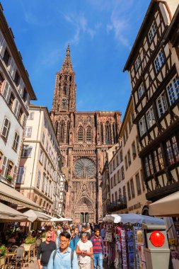 Strasbourg, Fransa - 09 Eylül 2018: Strazburg Katedrali'ne kimliği belirsiz kişi ile bir bakış. Bugün dünya ve en yüksek kaybolmamış yapısı tamamen Orta çağlarda inşa altıncı en yüksek kilise o