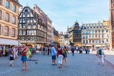 Strasbourg, Fransa - 09 Eylül 2018: Strazburg Katedrali'ne kimliği belirsiz kişi ile avlu. Başkenti ve en büyük Grand Est Strazburg olduğunu