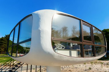 Binz, Almanya - 09 Mayıs 2018: kurtarma merkezi plaj muhafız Binz içinde. Ulrich Muether, günümüzde yerel kayıt ofisi bir evlilik odası olarak kullanılan modern mimari eseridir