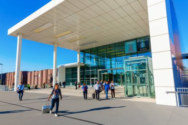 Köln, Almanya - 27 Eylül 2018: yan girişinde kimliği belirsiz kişi ile Koelnmesse. Bu bir ekonomi ve Ticaret Fuarı ve 284.000 m2 5 largests Dünya Fuarı ile 's.