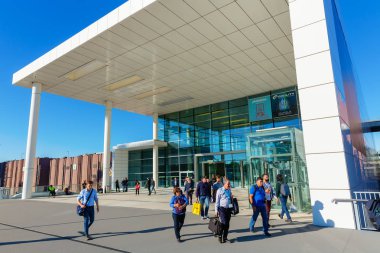 Köln, Almanya - 27 Eylül 2018: yan girişinde kimliği belirsiz kişi ile Koelnmesse. Bu bir ekonomi ve Ticaret Fuarı ve 284.000 m2 5 largests Dünya Fuarı ile 's.
