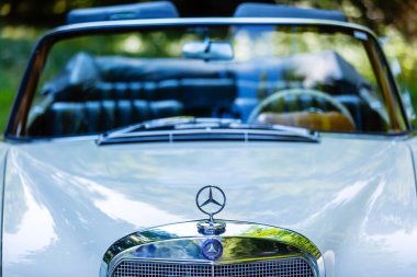 Kerpen, Almanya - 19 Ağustos 2018: klasik bir Mercedes-Benz Mercedes yıldızı ön manzaralı. Bir küresel otomobil marque ve lüks araçlar için bilinen Alman şirketi Daimler Ag, bölünmesi