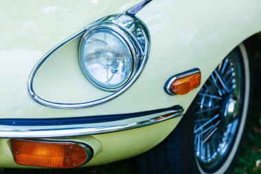 Kerpen, Almanya - 19 Ağustos 2018: baş ışık Jaguar E-türüdür. Jaguar E-Type 1961 1975 için üretilen bir İngiliz spor otomobil olduğunu. Bu model otomobil dünyasının bir simge oldu