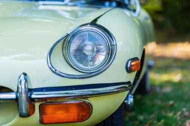 Kerpen, Almanya - 19 Ağustos 2018: baş ışık Jaguar E-türüdür. Jaguar E-Type 1961 1975 için üretilen bir İngiliz spor otomobil olduğunu. Bu model otomobil dünyasının bir simge oldu