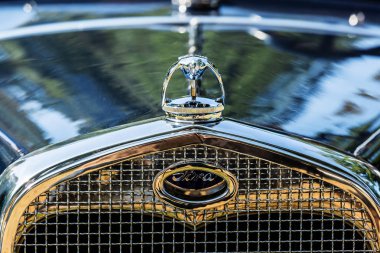 Kerpen, Almanya - 19 Ağustos 2018: tarihsel bir Ford kukuleta süs. Ford Motor Company bir Amerikan çokuluslu otomobil Dearborn, Michigan, Detroit bir banliyösünde merkezi olduğunu