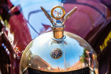 Kerpen, Almanya - 19 Ağustos 2018: vintage Kalorimetresi, böyle bir derece ölçme aracı, bir tarihsel Morris Cowley araba