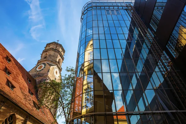 Foto Van Stiftskirche Met Reflecties Een Glazen Gevel Stuttgart Duitsland — Stockfoto