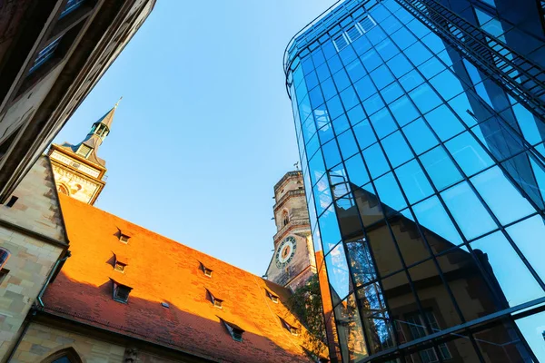 Bild Der Stiftskirche Mit Spiegelungen Einer Glasfassade Stuttgart — Stockfoto