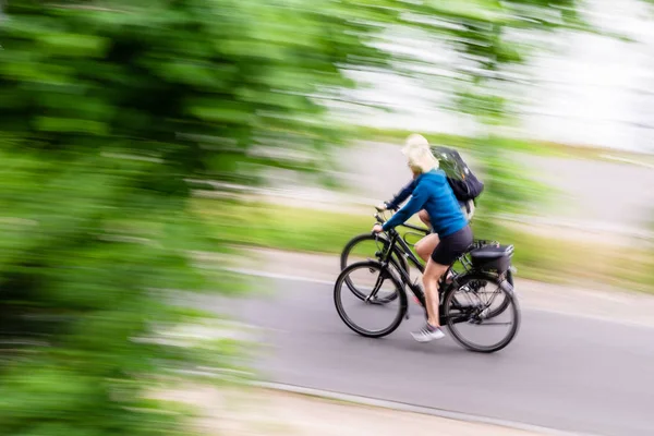 Dois Ciclistas Caminho Ciclo Com Câmera Feita Efeito Borrão Movimento — Fotografia de Stock