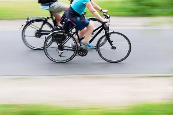 Dois Ciclistas Caminho Ciclo Com Câmera Feita Efeito Borrão Movimento — Fotografia de Stock