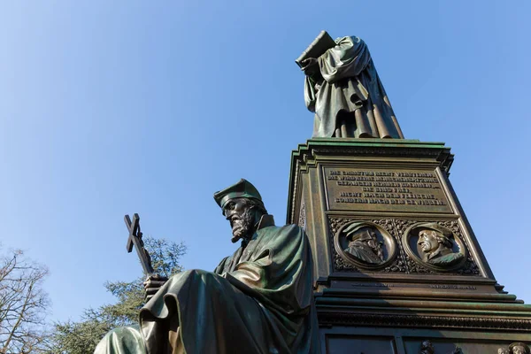 2018年4月04日 路德纪念碑的青铜雕塑 马丁路德金是德国神学 作曲家 僧侣和新教改革的一个开创性人物的教授 — 图库照片