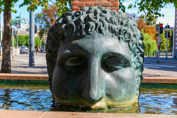ストラスブール フランス 2018 ストラスブール市の水道では ブロンズの彫刻 それは 1998 2000 年の記念日のお祝いに建立 — ストック写真
