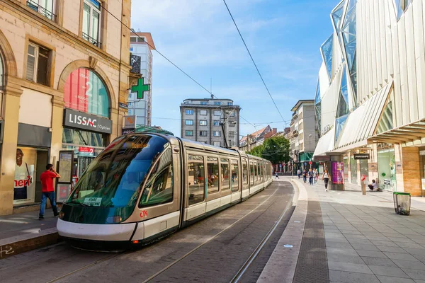 法国斯特拉斯堡 2018年9月09日 斯特拉斯堡市的电车与身份不明的人在一起 斯特拉斯堡是首都和最大的城市东大 历史中心是联合国教科文组织列为 — 图库照片