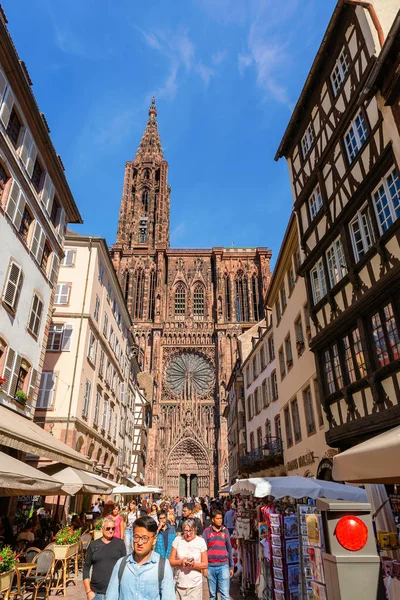 法国斯特拉斯堡 2018年9月09日 与身份不明的人的斯特拉斯堡大教堂的景色 它是世界上第六高的教堂 在中世纪完全建立了最高的现存结构 — 图库照片