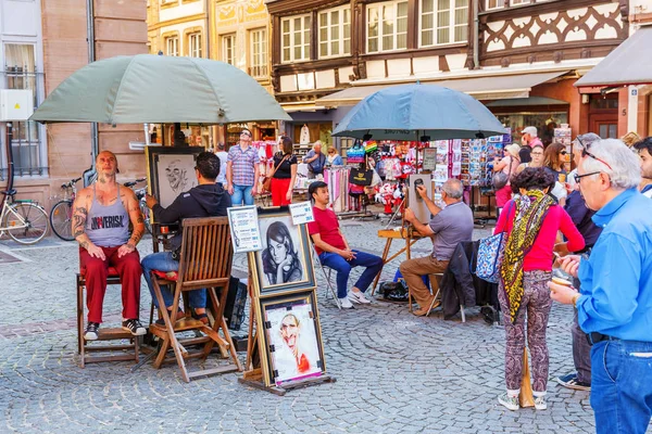 Štrasburk Francie Září 2018 Pouliční Malíř Jiných Neznámých Lidí Nádvoří — Stock fotografie