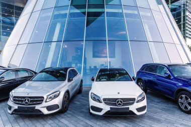 Stuttgart, Almanya - 07 Eylül 2018: arabalar Mercedes Benz karargahı önünde. Mercedes Benz bir küresel otomobil marque ve lüks araçlar için bilinen Alman Daimler Ag bölünmesi olduğunu