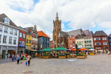 Roermond, Hollanda - 14 Ağustos 2018: Kent Meydanı ile Munsterkerk ve kimliği belirsiz kişi. Roermond şehir hakları 1231 aldı. Şehir merkezinden bir koruma alanı olarak belirlenmiş olan