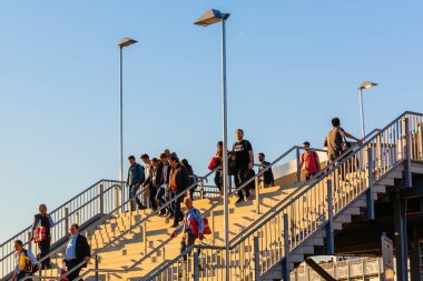 Köln, Almanya - 27 Eylül 2018: kimliği belirsiz kişi Koelnmesse merdiven aşağı yürüyüş. Bu bir ekonomi ve Ticaret Fuarı ve 284.000 m2 5 largests Dünya Fuarı ile 's