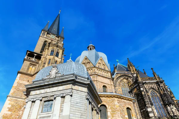ドイツ アーヘンのアーヘン大聖堂の側面図と写真 — ストック写真