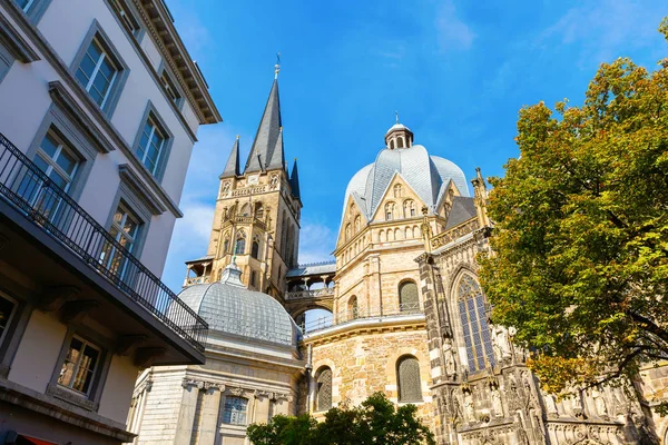 ドイツ アーヘンのアーヘン大聖堂の側面図と写真 — ストック写真