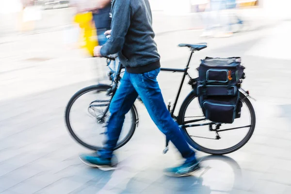 Şehirde Onun Bisiklet Iter Bir Adamın Etkisi Bulanıklık Hareket Yapılan — Stok fotoğraf