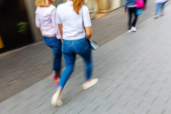 カメラ モーションブラー ショッピング都市の歩行者ゾーンで歩く女性の影響で描きます — ストック写真