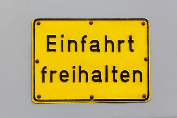 Foto Van Een Duidelijke Duitse Schriftelijke Teken Oprit — Stockfoto