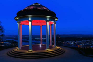 Işıklı Niederwaldtempel Ruedesheim am Rhein, Almanya, mavi gökyüzü ile